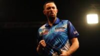 Saints hold off Giants to go top of Super League